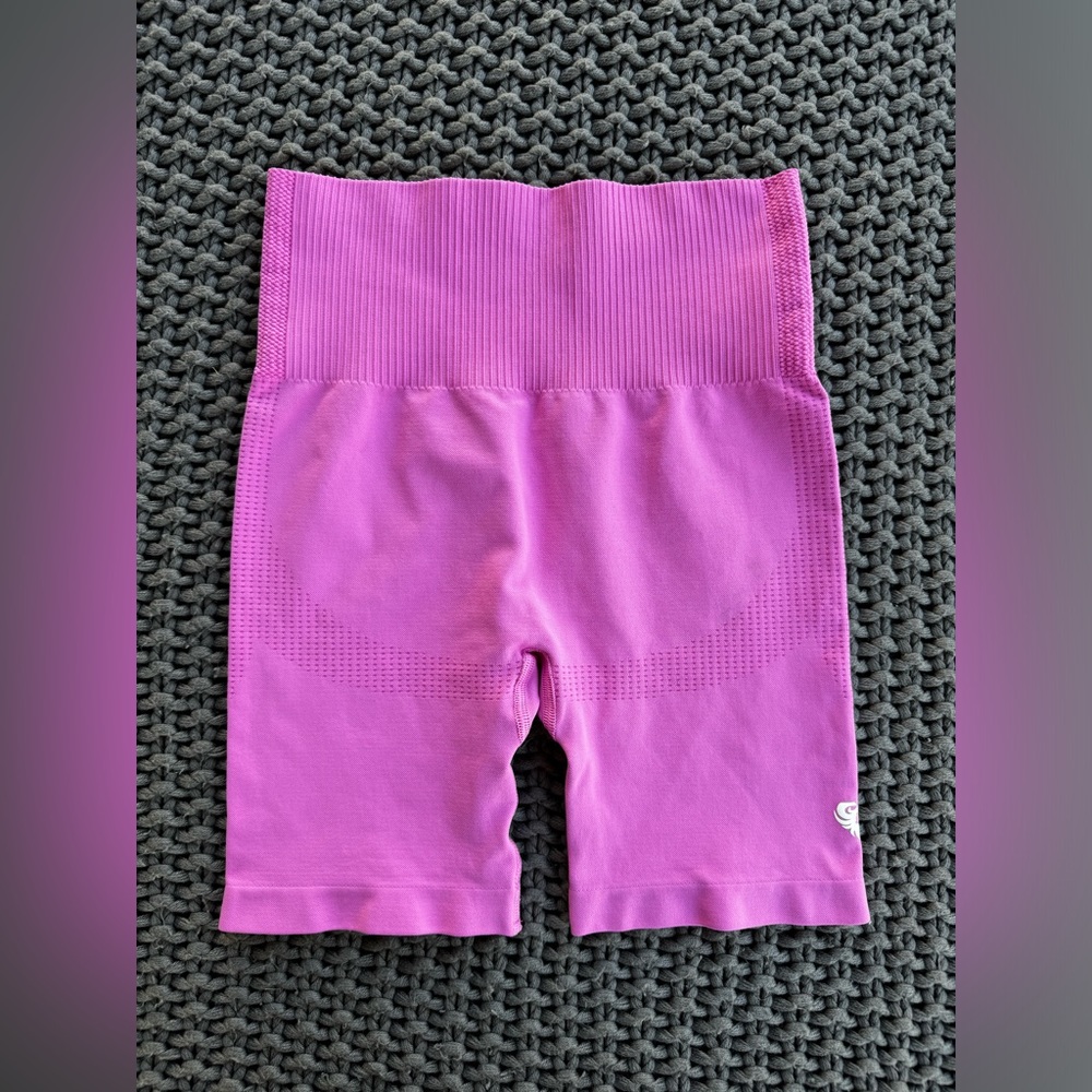 Power Seamless Cycling Shorts

Color: Phlox Pink  - Small And Medium - Picture 7 of 7
